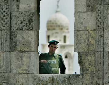 Σύλληψη και ανάκριση του Παλαιστίνιου καθηγητή Σάρι Νουσέιμπεχ από τους Ισραηλινούς