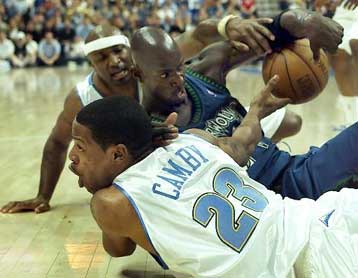 Με νίκες επί Χιτ και Νάγκετς συνέχισαν στα πλέι οφ Χόρνετς και Τίμπεργουλβς