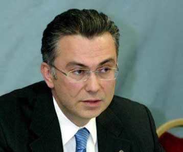 Νέα «κόντρα» κυβέρνησης – ΠΑΣΟΚ για την οικονομία εν όψει της συζήτησης στη Βουλή