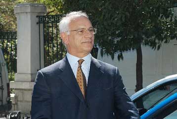 Σφοδρή αντιπαράθεση ΠΑΣΟΚ – ΥΠΕΘΑ με αφορμή τον έλεγχο συμβάσεων προμηθειών