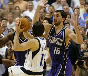 Στον επόμενο γύρο των πλέι οφ πέρασαν Σακραμέντο και Ντιτρόιτ