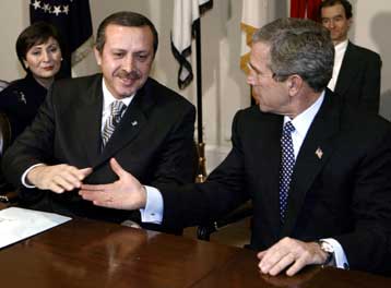 Τις προσπάθειες του Ερντογάν για την επίλυση του Κυπριακού εξήρε ο Τζορτζ Ο. Μπους