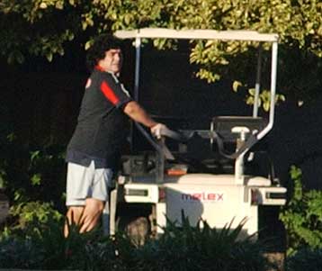 Ο Ντιέγκο παίζει γκολφ, ενώ ο πατέρας του εισάγεται σε κλινική του Μπουένος Αϊρες