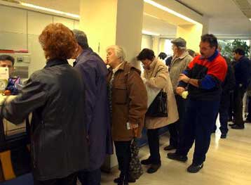 Σε ομαδικές αγωγές κατά των τραπεζών για τα έξοδα δανείων καλεί η ΕΚΠΟΙΖΩ