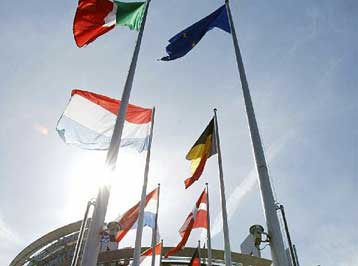 Στο Ευρωκοινοβούλιο κυματίζουν οι σημαίες των δέκα νέων χωρών-μελών της ΕΕ
