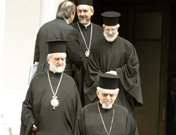 Μεσολαβητική προσπάθεια στο εκκλησιαστικό αναλαμβάνει η κυβέρνηση