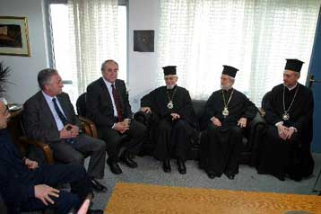 Δεν επιθυμεί ανάμειξη στα εσωτερικά της Εκκλησίας το ΚΚΕ – Υπέρ του Φαναρίου ο ΣΥΝ