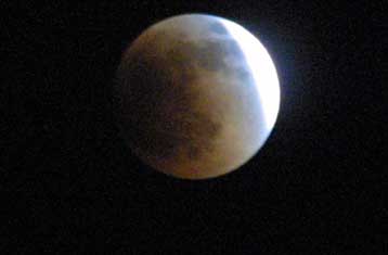 Μάγεψε και τους Έλληνες το «ματωμένο» φεγγάρι της Τρίτης