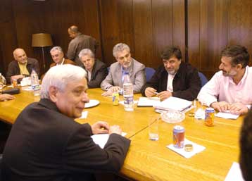 Αντιδράσεις για τις εξαιρέσεις συμβασιούχων από τις μονιμοποιήσεις