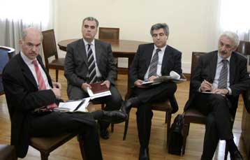 Την αντιπολιτευτική γραμμή εν όψει ευρωεκλογών έδωσε στους βουλευτές ο Γ.Παπανδρέου