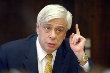 Έντονη αντίδραση Παυλόπουλου στις επικρίσεις ΠΑΣΟΚ, ΓΣΕΕ για τους συμβασιούχους