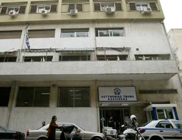 Περιστατικό άσχετο με τους Αγώνες η επίθεση στο τμήμα Καλλιθέας, λέει η ΕΛ.ΑΣ.