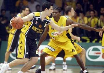 Πέρασε από το «Ιβανώφειο» η ΑΕΚ, 107-101 τον Αρη στον πρώτο αγώνα τους