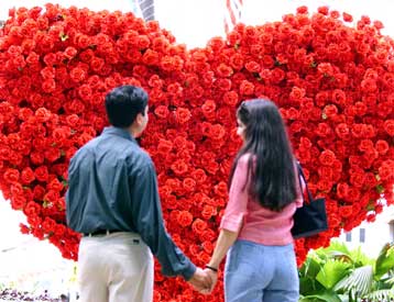 Ο έρωτας αναστατώνει τις ορμόνες και φέρνει τα φύλα πιο κοντά