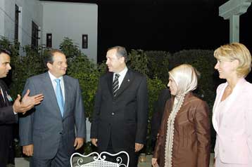 «Αμοιβαία φιλία και συνεργασία» το στίγμα των επαφών Καραμανλή – Ερντογάν