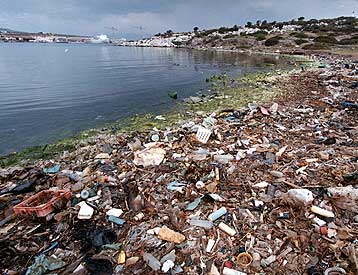 Μικροσκοπικά κομμάτια πλαστικού κατακλύζουν ωκεανούς και παραλίες