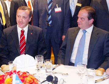 Ενίσχυση της διμερούς οικονομικής συνεργασίας ζήτησαν Καραμανλής και Ερντογάν