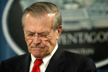 Αντιμέτωπος με σκληρή κριτική ο Ντ.Ράμσφελντ απολογείται για τα βασανιστήρια στο Ιράκ
