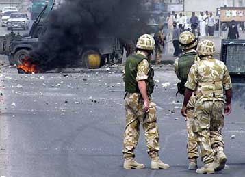 Επιθέσεις οπαδών του Μοκτάντα Αλ Σαντρ κατά των βρετανικών δυνάμεων στη Βασόρα