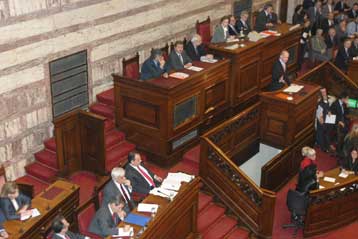 «Διαξιφισμοί» Καραμανλή και Παπανδρέου στη Βουλή με φόντο την οικονομία