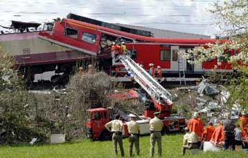 Έως και 40 τραυματίες από σύγκρουση επιβατικής με εμπορική αμαξοστοιχία στη Γερμανία