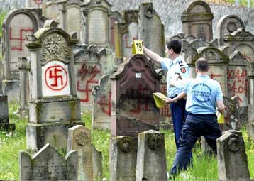 Απετράπη βομβιστική επίθεση σε συναγωγή στο Παρίσι-Βανδαλισμός σε εβραϊκό κοιμητήριο