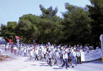 Σε εξέλιξη η Πορεία Ειρήνης από τον Τύμβο του Μαραθώνα έως τα Προπύλαια