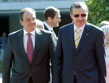 Με σταθερά βήματα θα επιλυθούν και τα «καυτά» ζητήματα, συμφωνούν Καραμανλής, Ερντογάν