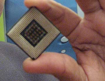 Η Intel εγκαταλείπει δύο επεξεργαστές για να εστιάσει σε νέο «διπλό» τσιπ