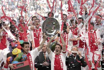 Πρωταθλητής Ολλανδίας ο Αναστασίου μαζί με τον Αγιαξ-Η Αϊντχόφεν στο Champions League