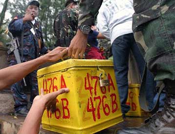 Δεκαέξι νεκροί σε κύμα βίας την ημέρα των προεδρικών εκλογών στις Φιλιππίνες