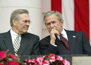 Μπους στηρίζει Ράμσφελντ μπροστά στις φωνές παραίτησης για το σκάνδαλο στο Ιράκ