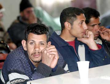 Στη σύλληψη 36 λαθρομεταναστών και επτά δουλεμπόρων προχώρησαν οι λιμενικοί