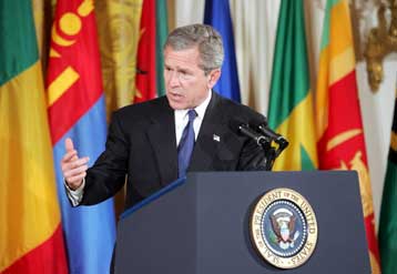 Πλήρη πολιτική κάλυψη προσέφερε ο Τζορτζ Μπους στον Ντόναλντ Ράμσφελντ