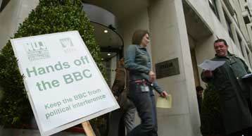 Καμία απόλυση εργαζόμενου στο BBC σχετικά με το επίμαχο ρεπορτάζ για τα όπλα στο Ιράκ