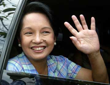 Προηγείται η Γκλόρια Αρόγιο στις προεδρικές εκλογές στις Φιλιππίνες