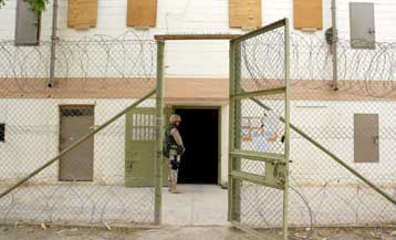 Νέες εικόνες με βασανισμούς Ιρακινών έχει στα χέρια του ο Τζορτζ Μπους