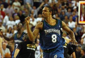 Ξανά στους Γουλβς το πλεονέκτημα έδρας, 114-113 μέσα στο Σακραμέντο