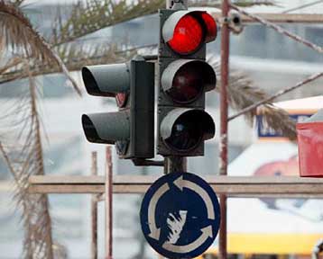 Αυξάνονται οι έλεγχοι της Τροχαίας για τους παραβάτες του ερυθρού σηματοδότη