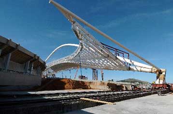 Στη θέση του την Πέμπτη το δυτικό τόξο του στεγάστρου Καλατράβα