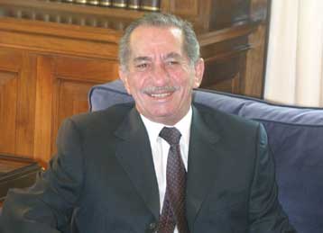 Στο νοσοκομείο, λόγω υπερκόπωσης, ο Κύπριος πρόεδρος Τάσσος Παπαδόπουλος