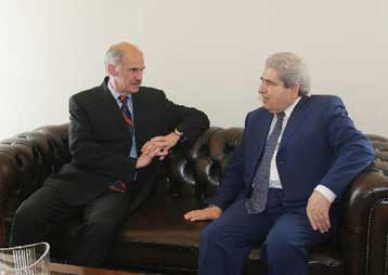 Να μείνει ζωντανό το θέμα της λύσης του Κυπριακού ζήτησαν Παπανδρέου – Χριστόφιας