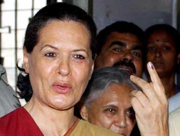 Εκλογική νίκη στην Ινδία διακήρυξε η αντιπολιτευόμενη συμμαχία υπό τη Σόνια Γκάντι