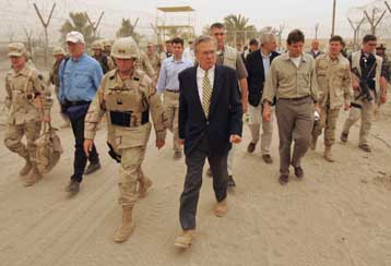 Επίσκεψη Ράμσφελντ στη φυλακή Αμπού Γκράιμπ, υπό το φως των αποκαλύψεων για βασανισμούς