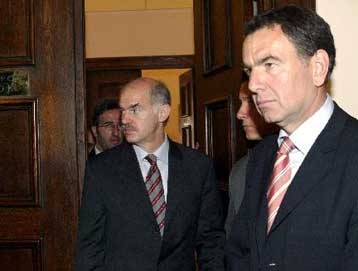 «Μύθος» οι κυβερνητικοί ισχυρισμοί περί μαύρης τρύπας στην οικονομία, λέει το ΠΑΣΟΚ