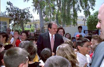 Επίσκεψη Καραμανλή σε δημοτικό σχολείο της Ελευσίνας