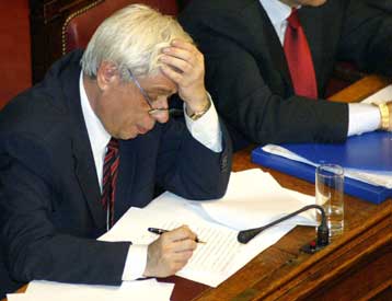 Ψηφίστηκε το νομοσχέδιο για την «επανίδρυση του κράτους»