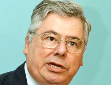 Με ερώτηση στη Βουλή επανήλθε ο Μ.Έβερτ στο «σκάνδαλο του χρηματιστηρίου»