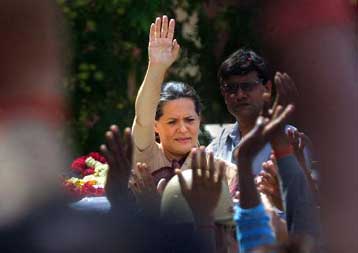 Η Σόνια Γκάντι προς την πρωθυπουργία της Ινδίας μετά την αιφνίδια εκλογική νίκη