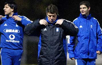 Τους πρώτους οκτώ της αποστολής για το Euro 2004 ανακοίνωσε ο Ότο Ρεχάγκελ